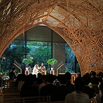 ＡＮＡクラウンプラザホテル広島：両家の繁栄を表すヒノキのアートドームが見守るチャペルで、ふたりらしくアットホームな人前式に
