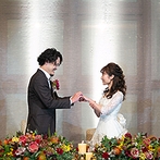 ＡＮＡクラウンプラザホテル広島：ボルドーやネイビーの装花で秋らしく上品にコーディネート。入場後にプチセレモニーを行い、晴れて夫婦に