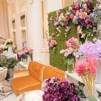 アーカンジェル迎賓館　仙台：「街角のお花屋さん」のように多彩な花があふれるメイン席。各卓の装花をゲストが自由に選べる演出も好評