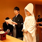 ＡＮＡクラウンプラザホテルグランコート名古屋：熱田神宮の分霊を祀る、ホテル内の神殿で神前式。神聖な雰囲気の中、白無垢と黒紋付で神前に誓いをたてた