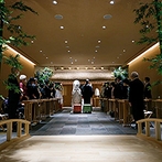 ＡＮＡクラウンプラザホテルグランコート名古屋：館内神殿を彩る草花と、和の装いが似合う神殿。熱田神宮の神主の司式で、厳かながらも温かな神前式が実現