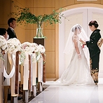 ＡＮＡクラウンプラザホテルグランコート名古屋：純白の花嫁を輝かせるバージンロードを歩いて誓いの舞台へ。清らかな水と光、音楽に彩られるセレモニーに