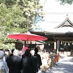 浜松八幡宮　楠倶楽部：由緒ある縁結びの神社で、雅楽の生演奏を聴きながら玉砂利の道を歩く。夫婦になる実感がわいた神前式