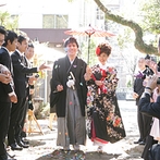 浜松八幡宮　楠倶楽部：神前式の流れを組んで和のイメージで披露宴を演出。親族が手作りした折り鶴のシャワーもふたりを祝福