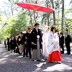 浜松八幡宮　楠倶楽部：晴天の中、まばゆい陽光で晴れ姿が輝く「参進の儀」。日本古来の伝統的な儀式を行い、ふたりは夫婦に