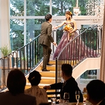 ヒルサイドクラブ迎賓館　札幌：階段からの再入場シーンでゲストを魅了。ドーナツタワーやフリースロー対決などオリジナリティも発揮