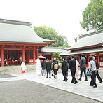 ＡＮＡクラウンプラザホテル熊本ニュースカイ：ホテルでお支度を整えて、念願の神社挙式。朝からの小雨も落ち着き、晴れやかな気持ちで花嫁行列にのぞんだ