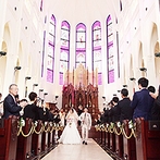 ノートルダム北九州　Notre Dame KITAKYUSHU：ステンドグラスが輝く大聖堂にひとめ惚れ！贅沢な貸切空間を活かすふたりらしい結婚式のイメージが膨らんだ