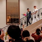 アーククラブ迎賓館　広島：ドレスの色に合わせた鮮やかなコーディネート、お花やマカロンを飾ったケーキ、キャンドルも宴を彩った