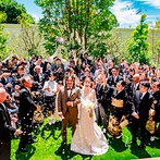アーククラブ迎賓館　広島：晴天に恵まれ、緑も青空も眩しく輝いた結婚式日和。王道の教会式で誓った後は開放的なアフターセレモニー