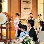 ＫＫＲホテル大阪：ゲストによる余興や新郎新婦からゲストへのサプライズなど、音楽を中心にした演出でショーさながらの披露宴