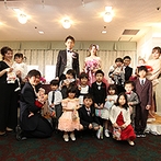 花巻温泉　－Ｔｈｅ　Ｇｒａｎｄ　Ｒｅｓｏｒｔ　Ｈａｎａｍａｋｉ　Ｏｎｓｅｎ－：ゲストの子どもたちもキッズスペースで遊んだりブーケセレモニーに参加したりと、にぎやかに楽しんだ宴に