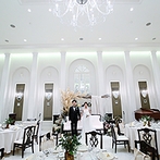 アーヴェリール迎賓館　富山：先輩花嫁の写真を見て、披露宴会場の雰囲気に魅了された。貸切で二次会まで素敵に叶えられることも魅力