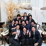 アーヴェリール迎賓館　富山：ダイナミックに飾ったソファ高砂で、フォトジェニックに記念撮影。ゲスト層を意識して選んだ料理も好評