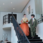 アーヴェリール迎賓館　富山：室内階段からの再入場は、映画の1シーンのようにドラマチック。ソファ席でこだわりのドレスも見てもらえた