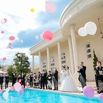 アーヴェリール迎賓館　富山：純白の花嫁を輝かせる清らかなチャペルで挙式。プールから青空に舞いあがるバルーンにあふれる幸せを実感