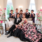 アーヴェリール迎賓館　富山：華やかなカラードレスも見事に映える、憧れのソファ席。フォトスポットや休憩スペースとしても活用した