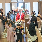 ハミングプラザＶＩＰ新潟：子どもから大人までワクワクするクリスマスムードの披露宴。ウエディングロールケーキにかぶりつく演出も