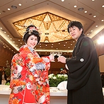 リーガロイヤルホテル広島：ロイヤルの名を冠する華やかな会場での【THE 結婚式】。ドライアイス入場やゲストによる歌謡曲で沸き立った