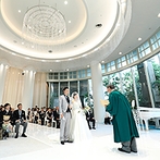 リーガロイヤルホテル広島：広島市内のホテルでも最大級のスケールを誇る、純白の円形チャペル。輝く緑と自然光に包まれて誓いをたてた