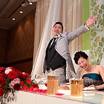 リーガロイヤルホテル広島：自らの突っこみでゲストを盛りあげる、新郎の楽しい人柄が伝わる披露宴。シェフ自慢の料理に美味しい笑顔