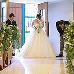 千里阪急ホテル　ＣＬＡＳＳＩＣ ＧＡＲＤＥＮ：この日を迎えた喜びと感動で、花嫁の目からあふれる涙。両親や友人たちの温かな祝福に包まれたセレモニー