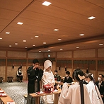 ホテル日航大阪：出雲大社の氏神様を祀る館内神殿で厳かな神前式。母からの紅差しの儀や重みのある誓いの言葉が心にしみた
