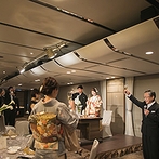 ホテル日航大阪：最上階から一望する絶景が素敵なバンケットで披露宴。白無垢でゲストを迎え、色打掛で入場する演出も