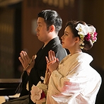 ホテル日航大阪：ホテルからアクセスしやすい寺院で仏前式。理想の白無垢姿で挙式に臨み、誓いの儀式一つひとつも心に残った