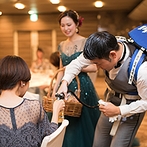 ホテル日航大阪：テーブルラウンドはゲストと近い距離で楽しめるビアサーブ演出。サプライズのブーケプルズも盛り上がった