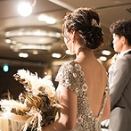 ホテル日航大阪：心斎橋駅直結のホテルで、美食を囲む特別な結婚式を。光が差し込むチャペルや上質な披露宴会場もポイント