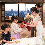 ホテル日航大阪：大人から子どもまでリラックスして過ごせる披露宴に。ラストは新郎から新婦へのサプライズムービーが感動的