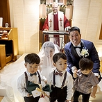 ホテル日航大阪：自然光に包まれた温かな雰囲気のチャペルで挙式。リングボーイの活躍などアットホームな雰囲気の中誓った