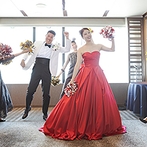 ホテル日航大阪：お互いの友人が会場を盛り上げてくれた楽しい披露宴。想いのこもった新郎謝辞も印象的なシーンに