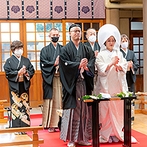 東郷神社／東郷記念館：伝統的な神前式はふたりだけでなく参列者にとっても新鮮。参進の儀や雅楽の生演奏など、すべてが心に残った