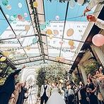 アイネス　ヴィラノッツェ　大阪：ステンドグラスの光に包まれて誓うセレモニー。ガーデンでは春色の風船で念願のバルーンリリースも実現