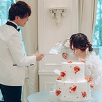 アイネス　ヴィラノッツェ　大阪：白亜の邸宅をイースターをイメージしてカラフルに！こだわりのウエディングケーキの仕上がりにも大満足！