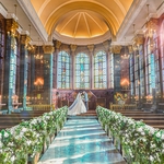 ロイヤルチェスター前橋 （ROYAL CHESTER MAEBASHI）：18枚の荘厳なステンドグラスが誓いを見守る。150年の時を超えて輝く本格大聖堂