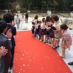 ベルクラシック大阪：ゲストも心が温まる感動挙式でふたりは夫婦に。大階段でのフラワーシャワー＆ブーケトスも満喫した