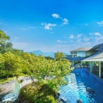 京都　北山モノリス（ＫＹＯＴＯ　ＫＩＴＡＹＡＭＡ　ＭＯＮＯＬＩＴＨ）：息を呑むほど優美な水上の邸宅が舞台。四季が彩る空間で、上質なおもてなしを