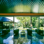 京都　北山モノリス（ＫＹＯＴＯ　ＫＩＴＡＹＡＭＡ　ＭＯＮＯＬＩＴＨ）：息を呑む程優美な水の庭園と北山の四季と溶け合う建築美、2600平米の貸切空間で上質W