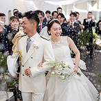 ＴＯＡＳＴ（トースト）：高台から一望する絶景や晴れ渡った空もふたりを祝福。テラスではゲストとウエルカムパーティも楽しんだ