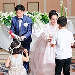 帝国ホテル　大阪：子どもたちからの花束贈呈、ボトルを使った曲芸パフォーマンス、感動を盛りあげる映像演出など内容満載！