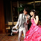 帝国ホテル　大阪：温かなシャンデリアの下で、新郎新婦がゲストを紹介。夜桜を愛でながら、親族中心のアットホームな宴