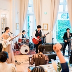 アーセンティア迎賓館 大阪：新婦が参加したバンド演奏ではゲストも立ち上がってノリノリ！ムービー演出もふたりらしさを出せた