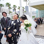 神戸メリケンパークオリエンタルホテル：神戸のベイサイドの景色に包まれた開放的なチャペル。サプライズリングなど参加型で笑顔あふれる挙式に