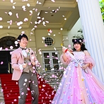 アーククラブ迎賓館　福山：大階段での華やかなセレモニーから結婚式がスタート。『ジェンダーリビールバルーン』はゲストもワクワク