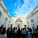 アーセンティア迎賓館　静岡：白で統一されたお気に入りのチャペルで心温まる挙式。青空の下、ガーデンでのアフターセレモニーも叶えた