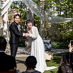 プライベートガーデンＷｅｄｄｉｎｇ　Ｌａ　ｐａｒｔｉｒ（ラ　パルティール）：5月の爽やかな風を感じながら晴天のガーデンで挙式。誓いの“握手”でふたりらしいセレモニーに