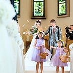 LEBAPIREO（レガピオーレ）-urban　villa　wedding-：子どもゲストの活躍でふたりもゲストも自然と笑顔に。挙式後は巨大クラッカーで華やかなサプライズも